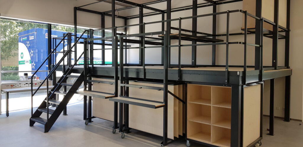 Stalen trap met bordes