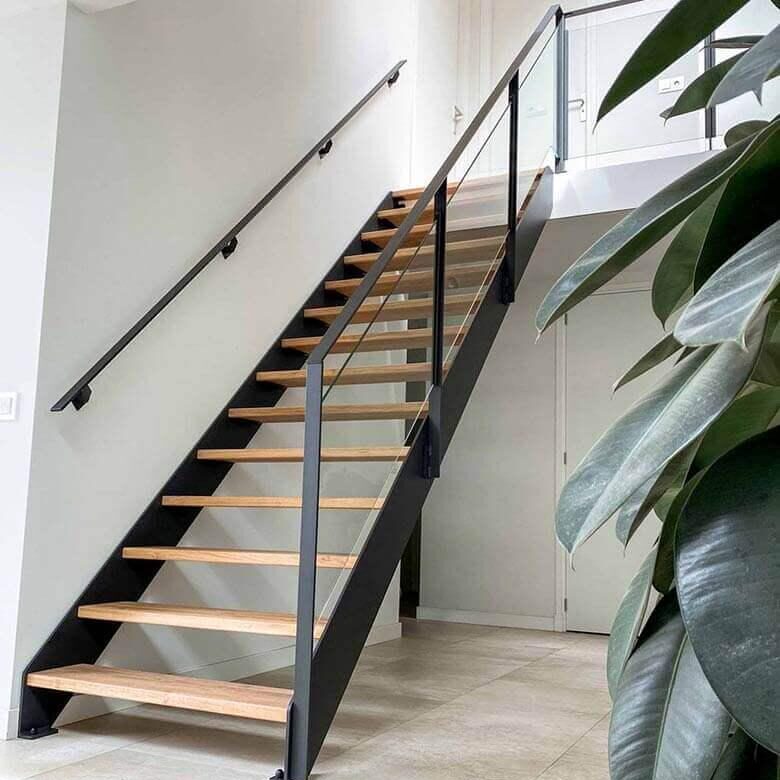 Stalen trap met houten treden